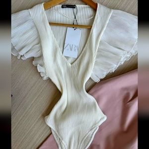 Zara body ruffle top small